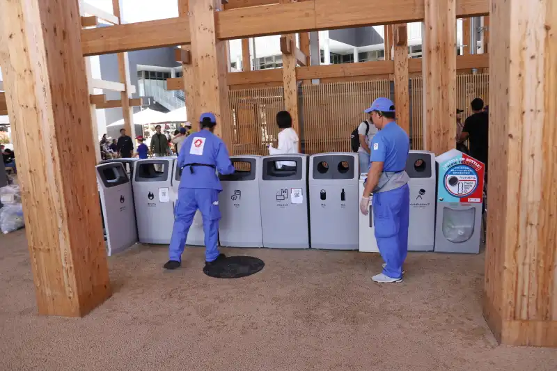 ゴミ箱にはスタッフが常駐し、細かく決まっている分別をサポート