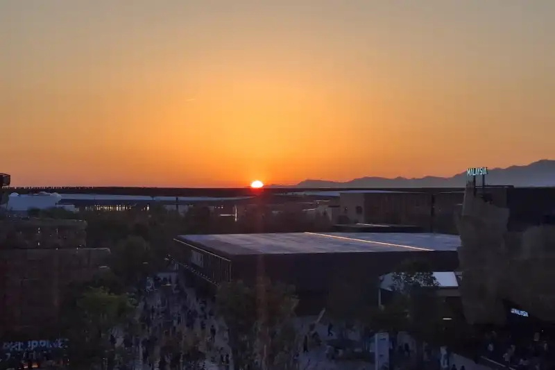 大屋根リングの上から眺めることのできた万博会場の奥に沈む夕日