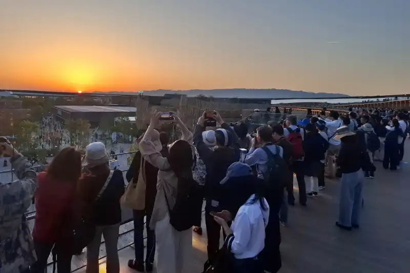 この時間帯になると多くの人がリングに上り、夕焼けを撮影する光景