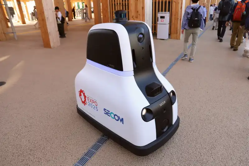 たくさんの柱が立つ中を動き回っていたセコムの警備ロボット