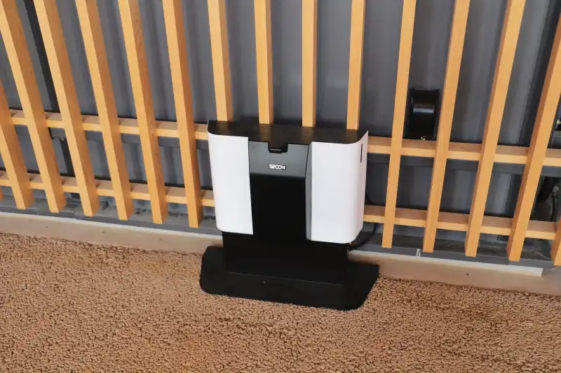専用の充電ポートも完備し、バッテリーが少なくなると自分で充電
