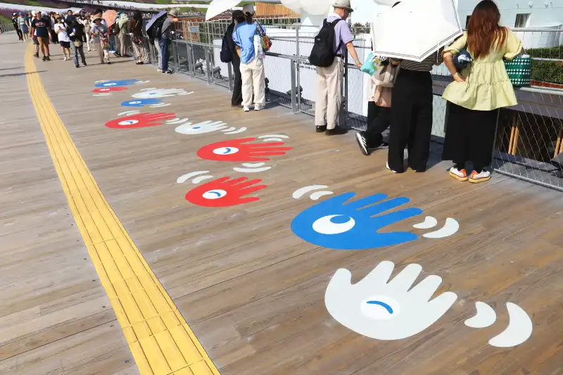 ミャクミャクカラーでユニークな、こみゃく