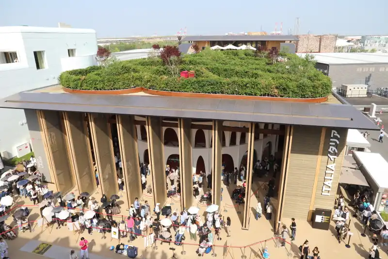 彫刻が置かれた屋上庭園のあるイタリアパビリオン