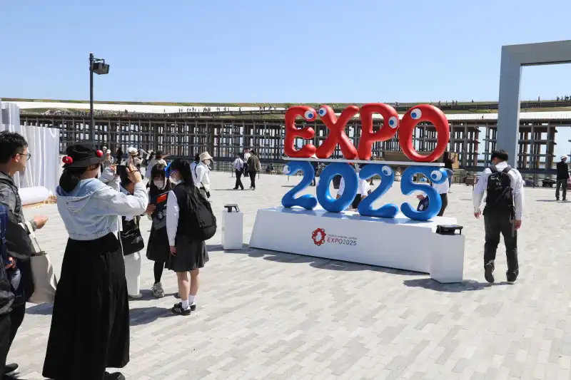 撮影スポットとなっているEXPO2025モニュメント