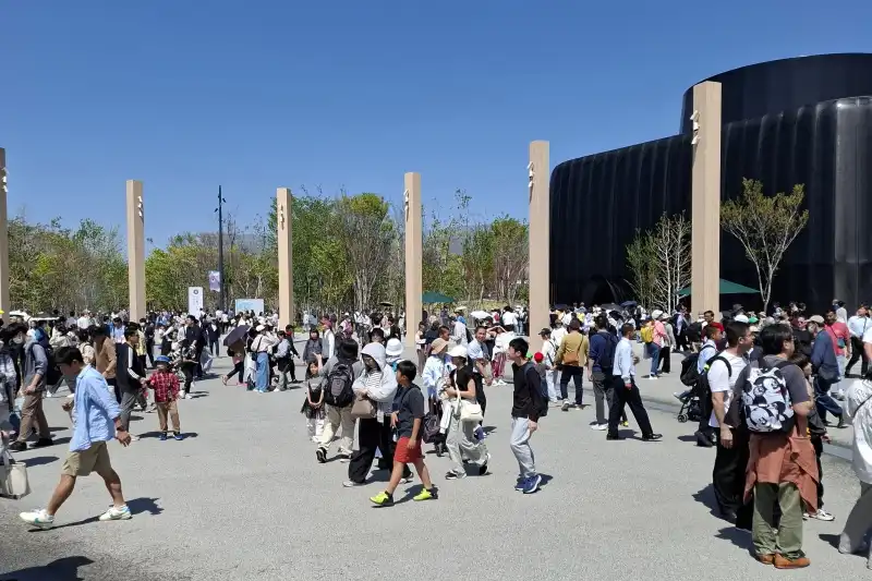 柱が立ち、小さな広場となっている、いのちパーク