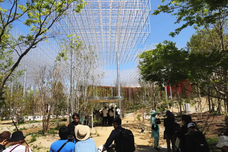 振動する石を持って屋外アート作品を巡る、Better Co-Being パビリオン
