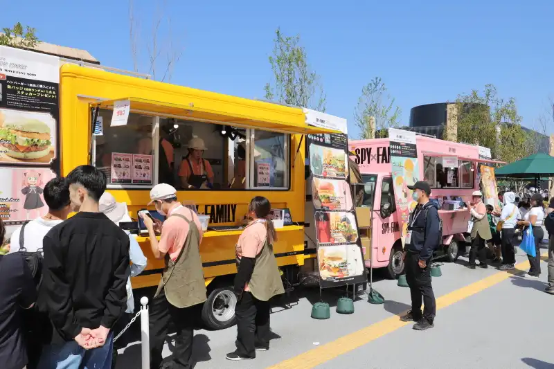ハンバーガーやスイーツを販売するキッチンカー