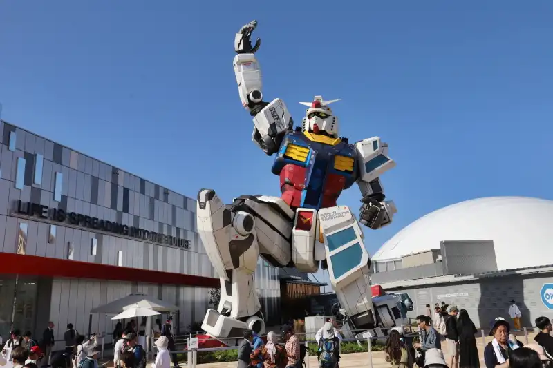 横浜の山下ふ頭から移設された高さ17mの実物大ガンダム