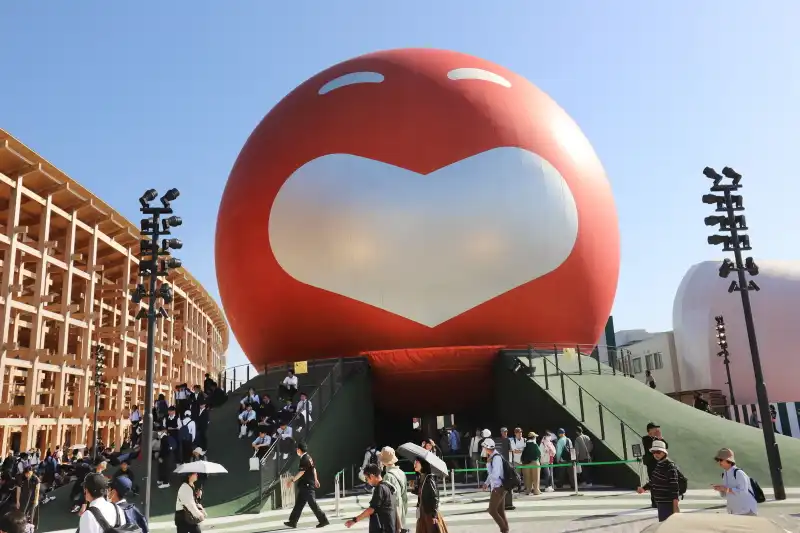巨大なネギが展示されている、よしもと waraii myraii館