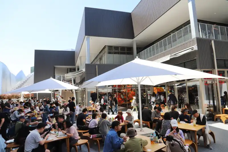 大阪の有名１２飲食店が集まっているサスティナブルフードコート 