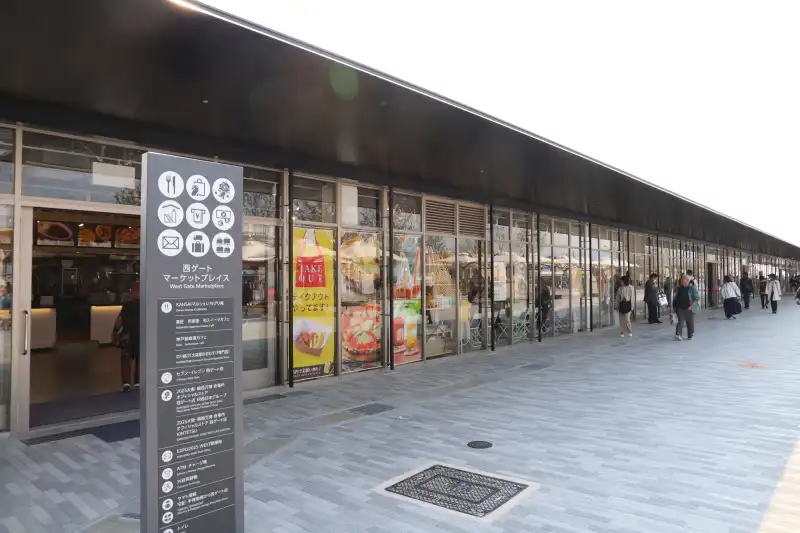 飲食店やお土産店が入っている西ゲートマーケットプレイス