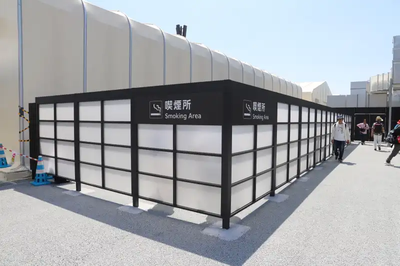 EXPOメッセ「WASSE」の南側にある屋外の喫煙所