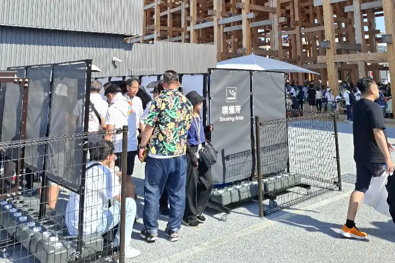 大屋根リングの北側にある屋外の喫煙所