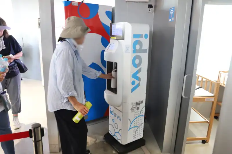 休憩所の中に設置されている最新型給水器「idova」