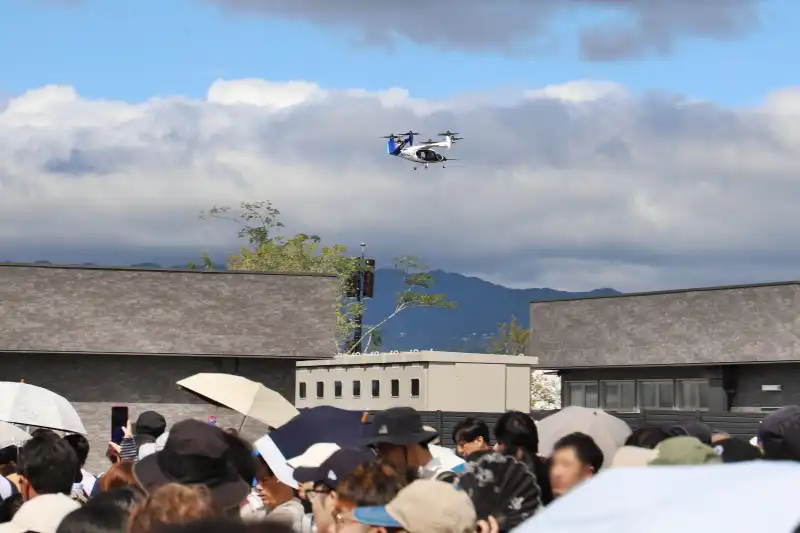 西ゲートの上を飛んでいた空飛ぶ車のデモ飛行