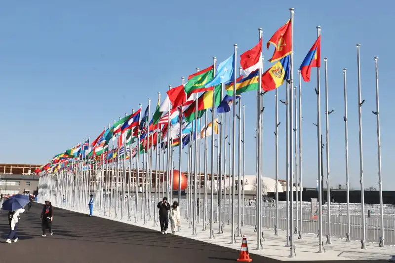 ゲート前に掲げられている参加国や国際機関を含む167の旗