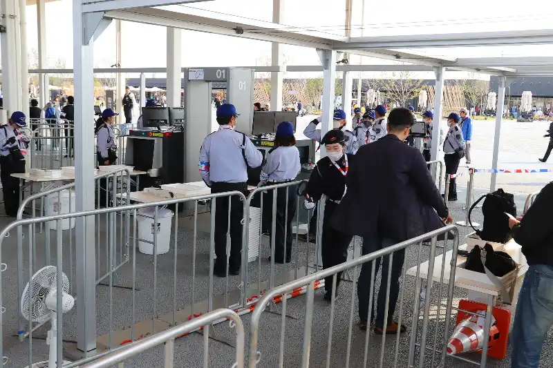 長い待ち行列のできる空港などで見かける手荷物検査