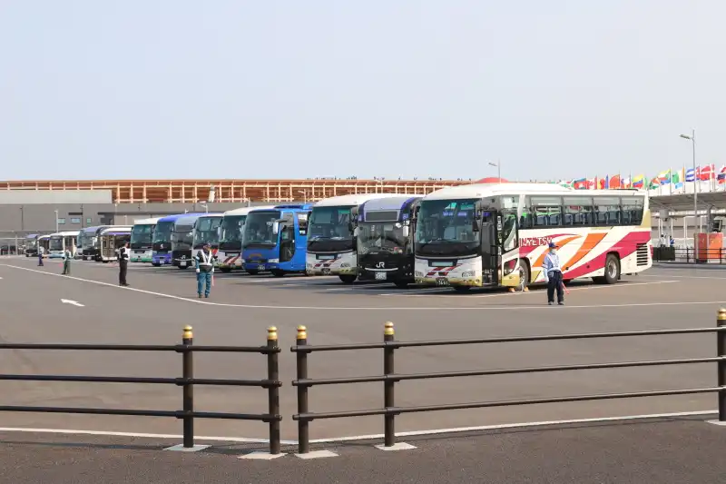 全国から旅行ツアーで訪れている観光バス