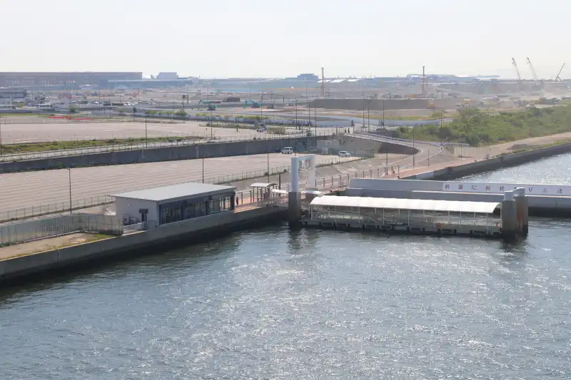 船でアクセスする場合に利用する夢洲浮桟橋