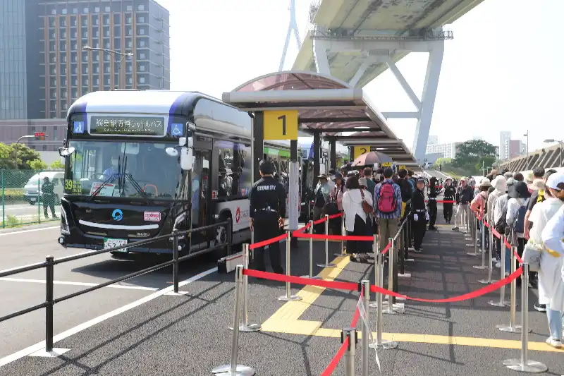 多くの来場者が利用する桜島駅にあるシャトルバス乗り場