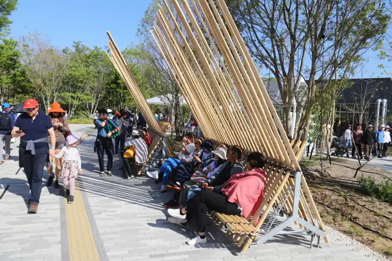 日陰をつくり出し、座って休める竹で造られているベンチ