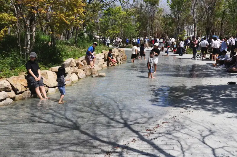 気温が上がり、子どもたちが裸足で遊ぶ水溜まり場