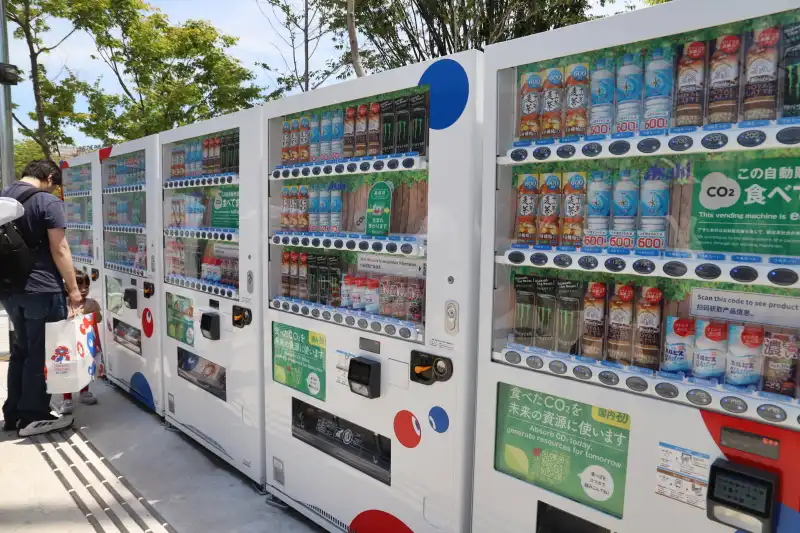 手軽に購入できる自動販売機。価格は160円~200円、現金不可