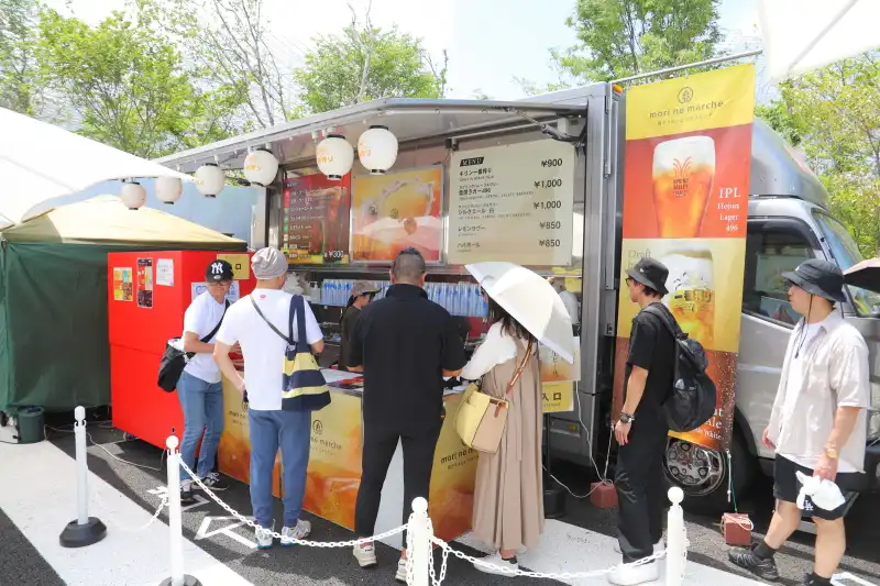 ビール専用トラックを持ち込んだクラフトビールのバルスタンド