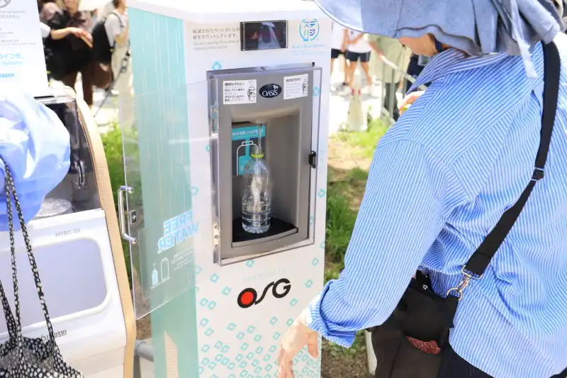 ペットボトルや水筒をセットし、冷水が入れられる給水器(無料)