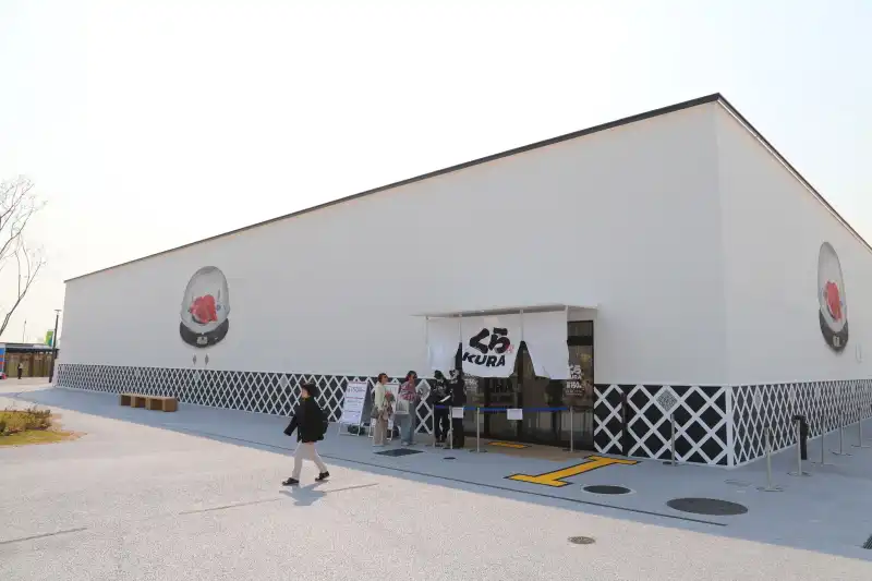 寿司以外に世界の料理が食べられる、くら寿司「大阪・関西万博店」