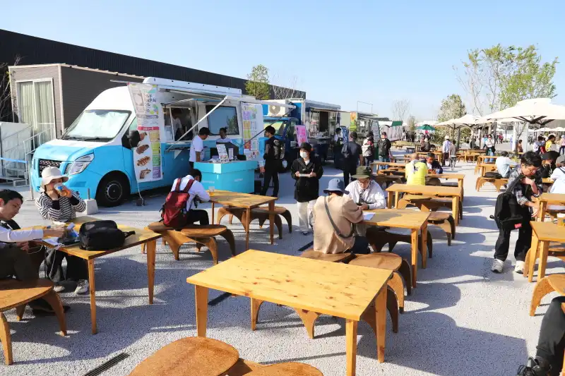 かき氷やタンタン麺を販売するキッチンカー