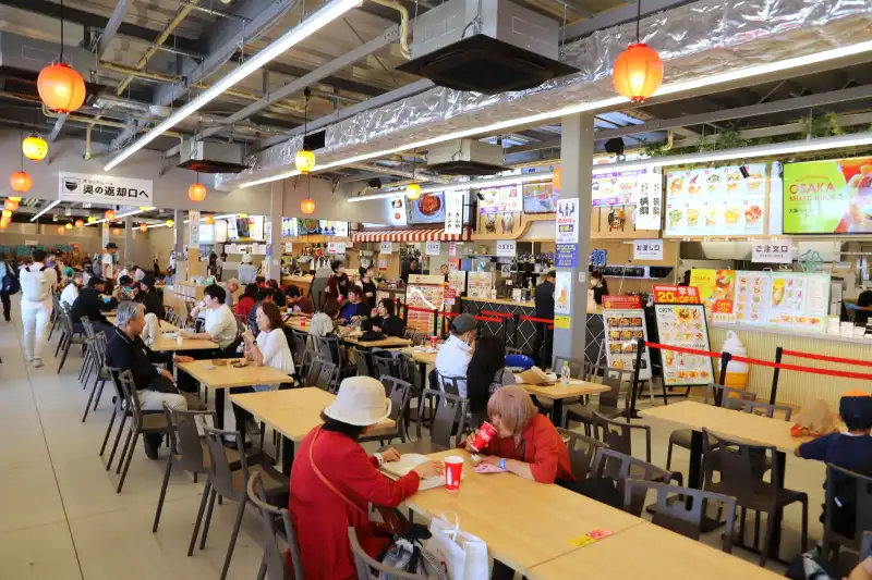 大阪名物やスイーツなど充実している430席のフードコート