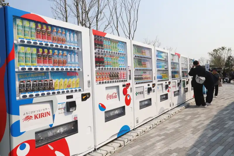 自動販売機は多数設置されており、ドリンクは手軽に購入可