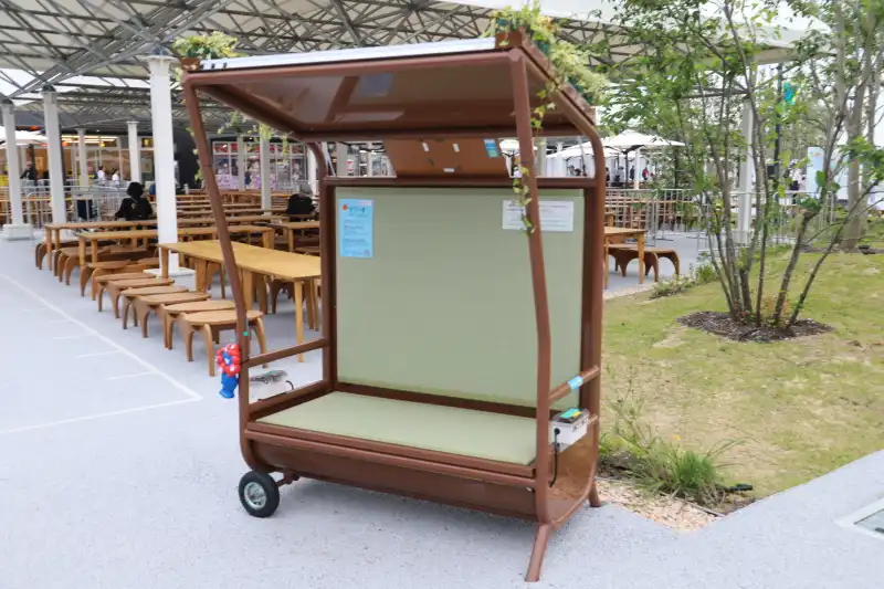屋根の太陽光パネルで発電し、付属のUSBケーブルで充電できるベンチ