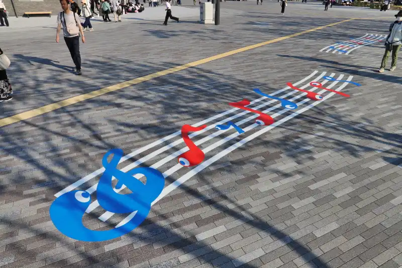 ハッピーバースデーになっている音符こみゃく