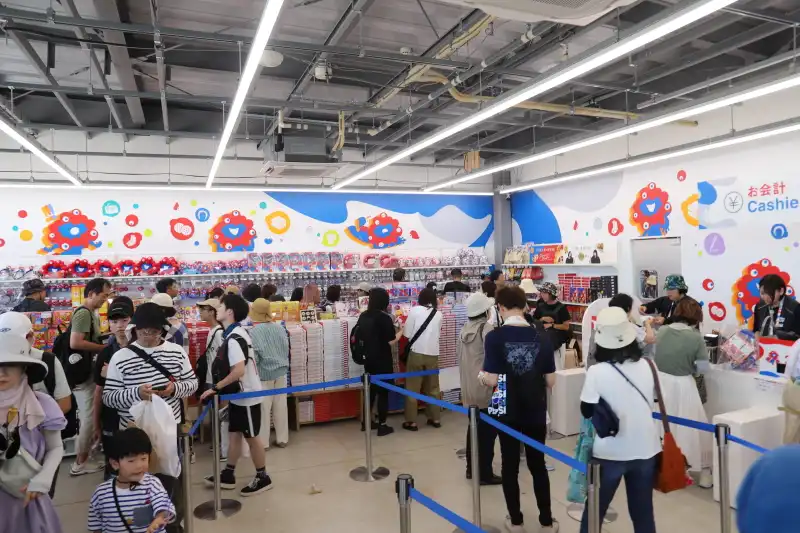 オフィシャルストアとして、グッズやお土産品を販売