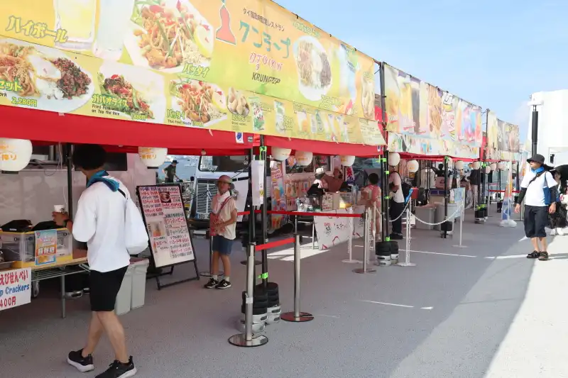 休憩所横のキッチンカーがオープンし、お酒や食べ物を販売