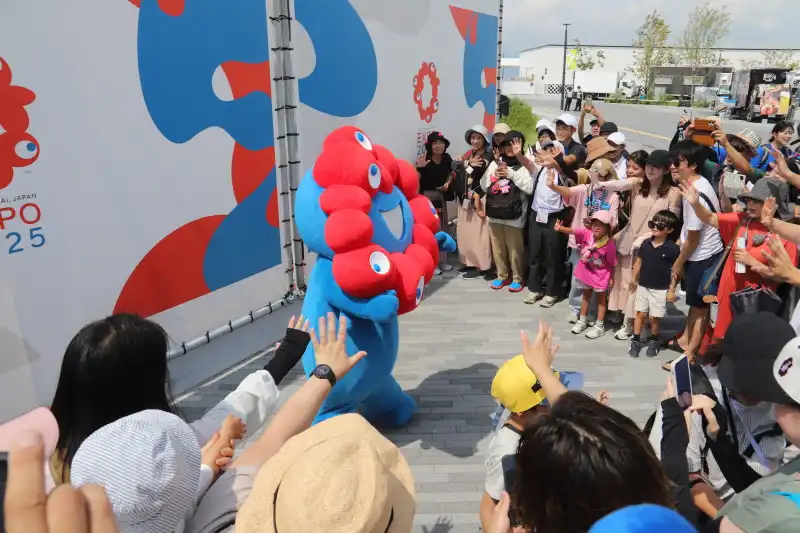 たくさんの人が集まっていたミャクミャク触れ合いタイム