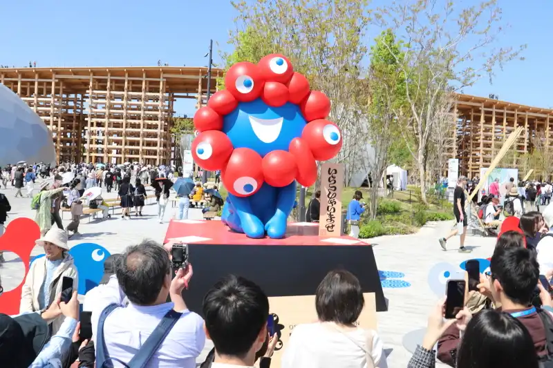 東ゲート広場で出迎えるミャクミャク
