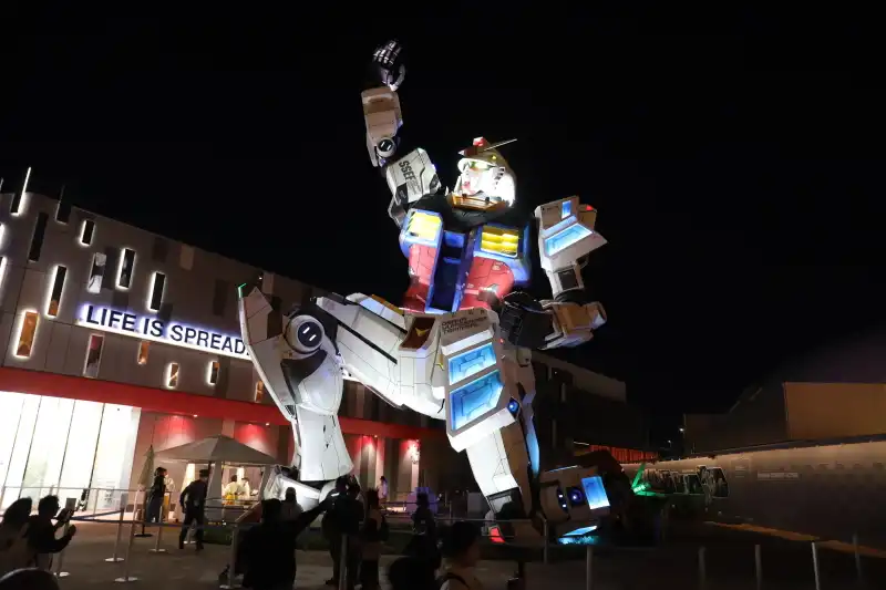 夜も多くの人が撮影に足を運んでいた実物大ガンダム