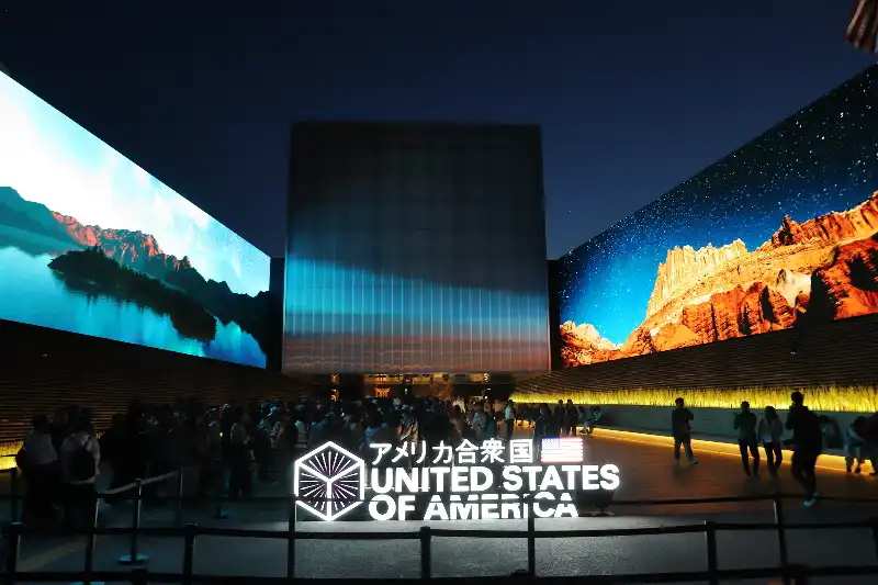 夜空へ映像が溶け込むように映し出されるアメリカパビリオン