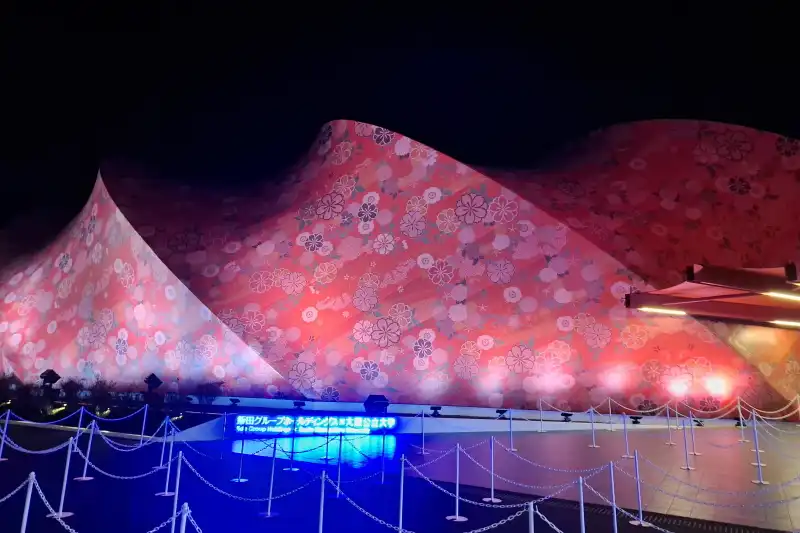 黒い夜空が西陣織を引き立てる飯田グループ×大阪公立大学共同出展館