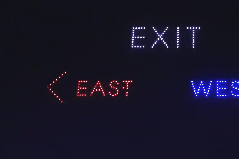 EASTを拡大するとドローン1機が場所を間違っている!