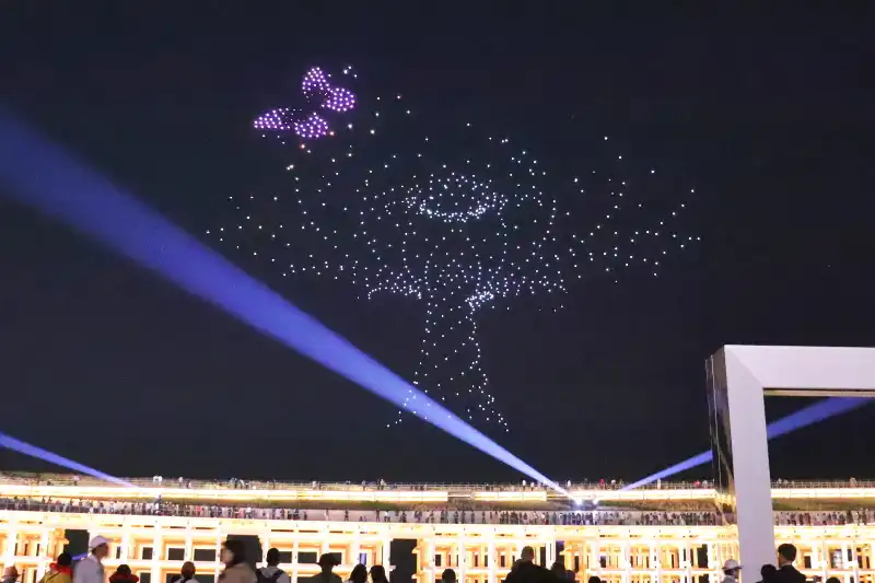 1000機のドローンがゆっくり動き、夜空を小さな光が彩り幻想的