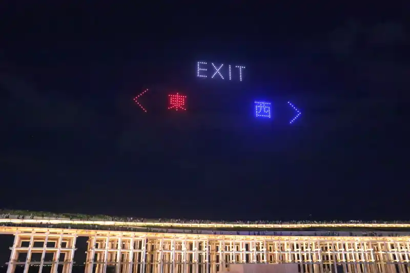 ショーが終了すると出口方向を案内するドローン