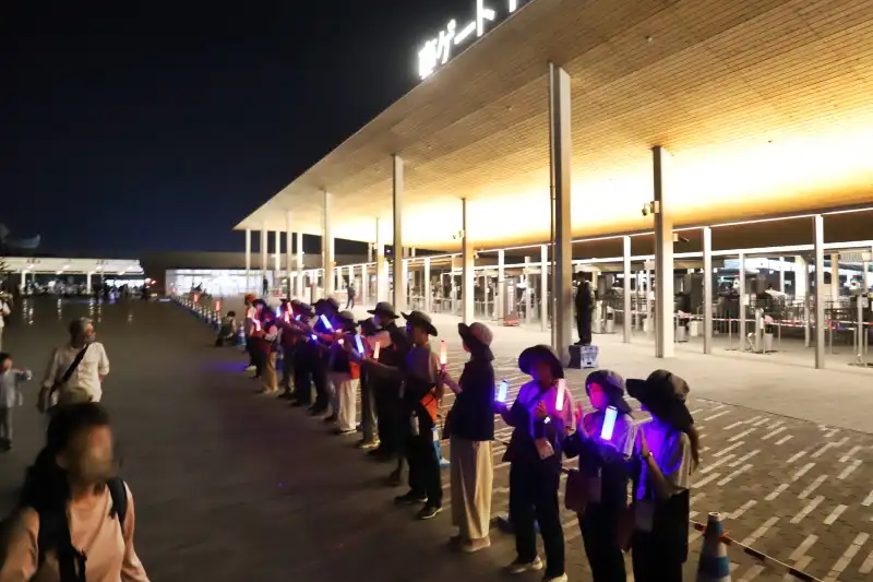 東ゲートでライトを振って来場者を見送るスタッフさん