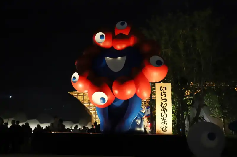 夜のミャクミャクは愛着が湧くほどの変貌ぶり