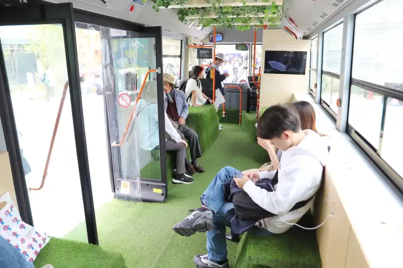 車内はエアコンで涼しく快適で、充電可能なtype-cのUSBケーブルも完備