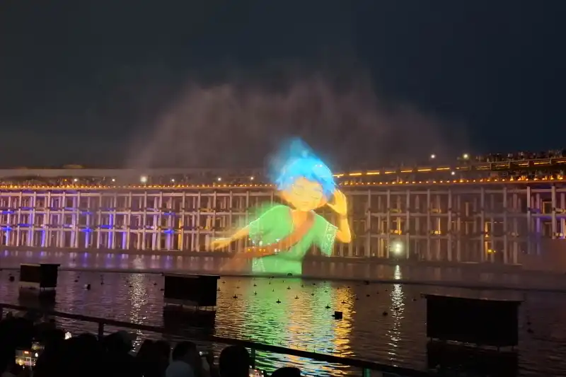 水をスクリーンとして利用し、空中に浮かぶように映し出される映像