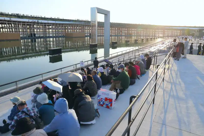 夜のショーが始まる1時間前に撮影、奥が予約席、手前が自由席とフリースペース